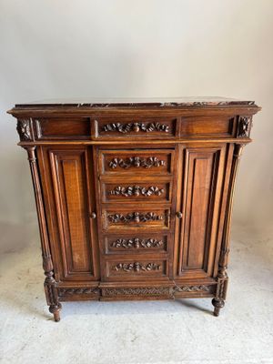 Petit meuble d'entre-deux en acajou mouluré et sculpté ouvra…
