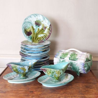 beaucoup d'assiettes et de bols sur la table