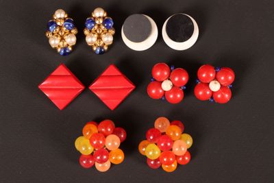 Plusieurs paires de boucles d'oreilles sont disposées sur une surface noire