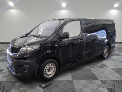 une photo d'une camionnette noire sur un sol à damier