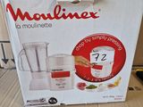 emballage d'un mixeur posé sur une boîte en carton, sur une table