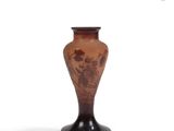un vase marron avec un socle noir sur fond blanc