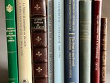 de nombreux livres alignés sur une étagère