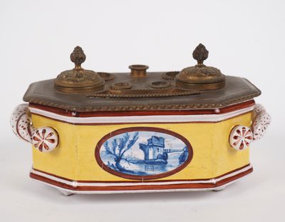 Encrier de style Louis XVI en faïence et laiton à décor dans… - Photo 1