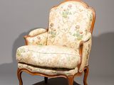 fauteuil avec dossier et repose-pieds rembourrés d'un motif floral