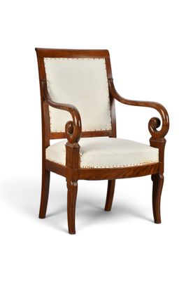 une chaise en bois avec une assise rembourrée blanche