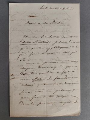 une feuille de papier sur laquelle on peut écrire, posée sur une table