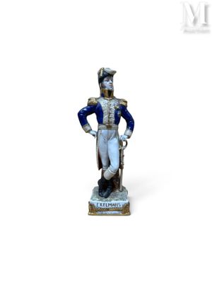figurine représentant un homme en uniforme militaire, debout, les mains sur les hanches