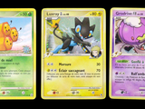Trois cartes Pokémon sont représentées en ligne sur un fond noir