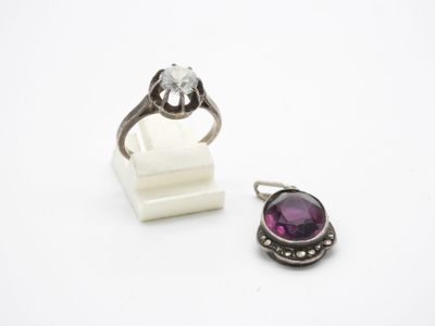 un gros plan sur une bague et une bague sertie d'une pierre violette