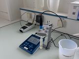 une photo d'un laboratoire avec de nombreux appareils posés sur le plan de travail