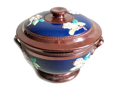 un bol bleu et marron orné de fleurs