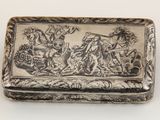 une vieille boîte en argent sur laquelle figurent un homme et une femme à cheval