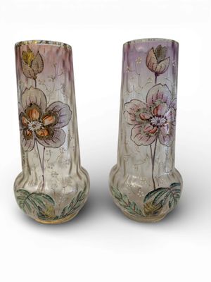 Paire de vase rouleau en verre émaillé à décor floral.