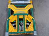 un chariot jaune et vert posé par terre