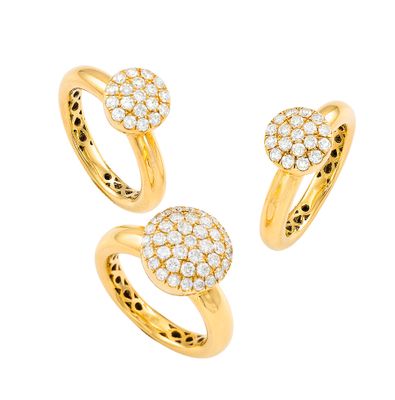 une paire de bagues en or serties de diamants sur fond blanc