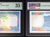 trois types différents de billets de banque exposés dans une vitrine