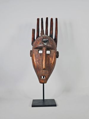 Masque "le cri" en bois patiné et incrustations dont miroir.