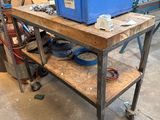 un établi sur lequel sont posés de nombreux outils