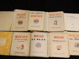 plusieurs livres sont empilés sur une table