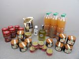 de nombreux types de jus et de condiments disposés sur une table