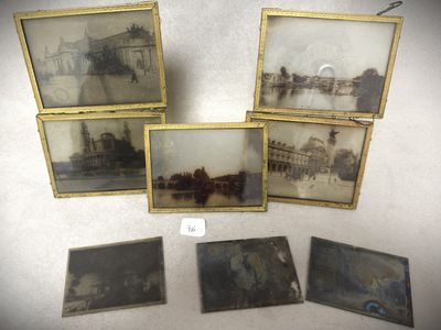 six photographies encadrées représentant une ville avec un pont en arrière-plan