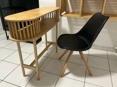 un bureau avec une chaise et une étagère dans un coin