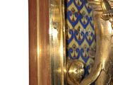 une horloge dorée ornée d'un motif bleu et or