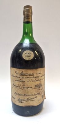 une vieille bouteille d'alcool posée sur une surface blanche