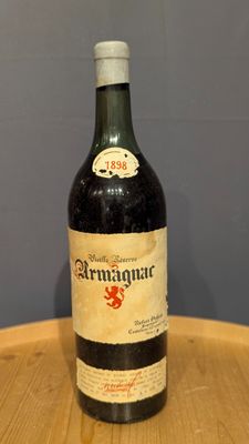une bouteille de vin posée sur un tonneau en bois