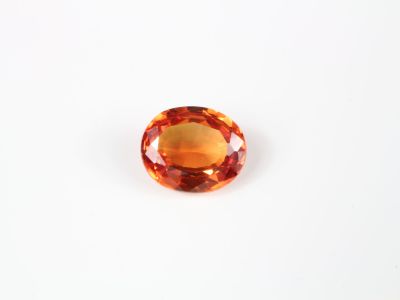 un saphir orange sur un fond blanc