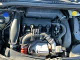 le moteur d'une voiture, capot ouvert et capot fermé