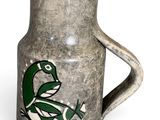 un vase orné d'un oiseau sur fond blanc