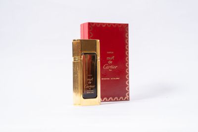 une image représentant une boîte rouge avec une poignée dorée et une boîte rouge avec une poignée dorée