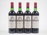 trois bouteilles de vin rouge posées l'une à côté de l'autre sur une surface blanche