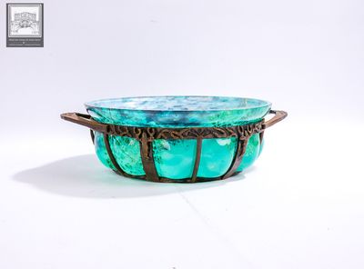 bol en verre vert turquoise avec des anses marron sur un fond blanc