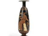 un vase orné d'une peinture représentant une femme