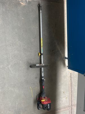 un tuyau fixé sur le côté d'un mur, à côté d'un panneau bleu