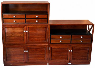 une armoire en bois avec des tiroirs et une étagère à tiroirs