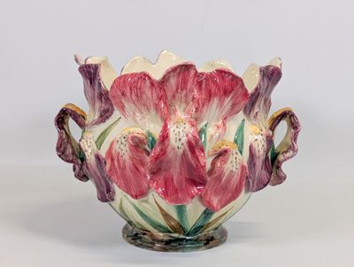 un vase contenant une fleur, posé sur une table