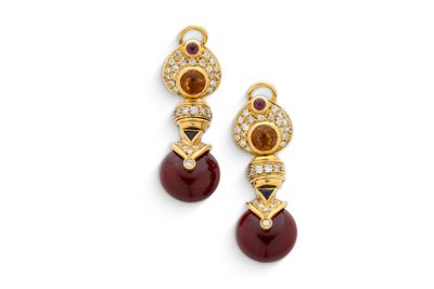 une paire de boucles d'oreilles en grenatite et diamants
