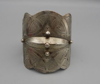 un vieux bracelet en argent orné d'un motif décoratif