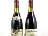 deux bouteilles de vin posées l'une à côté de l'autre sur une surface blanche