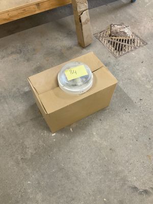 une boîte posée par terre à côté d'un banc