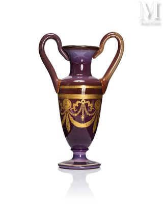 un vase violet orné d'un motif doré
