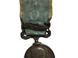 gros plan d'une médaille sur fond blanc