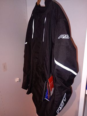 une veste suspendue à un porte-manteau dans un coin de la pièce