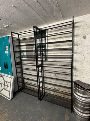une pièce avec un présentoir de fûts de bière et un distributeur de boissons gazeuses