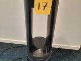 une enceinte noire sur laquelle est collé un autocollant jaune