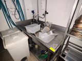 une cuisine équipée d'un évier et d'un lave-linge
